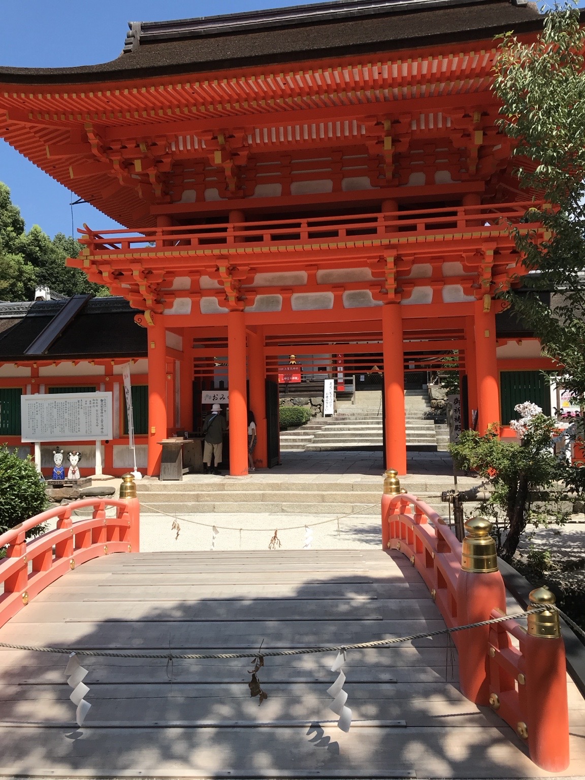【鮮やかな朱色に迎えられて ～熊野速玉大社～】